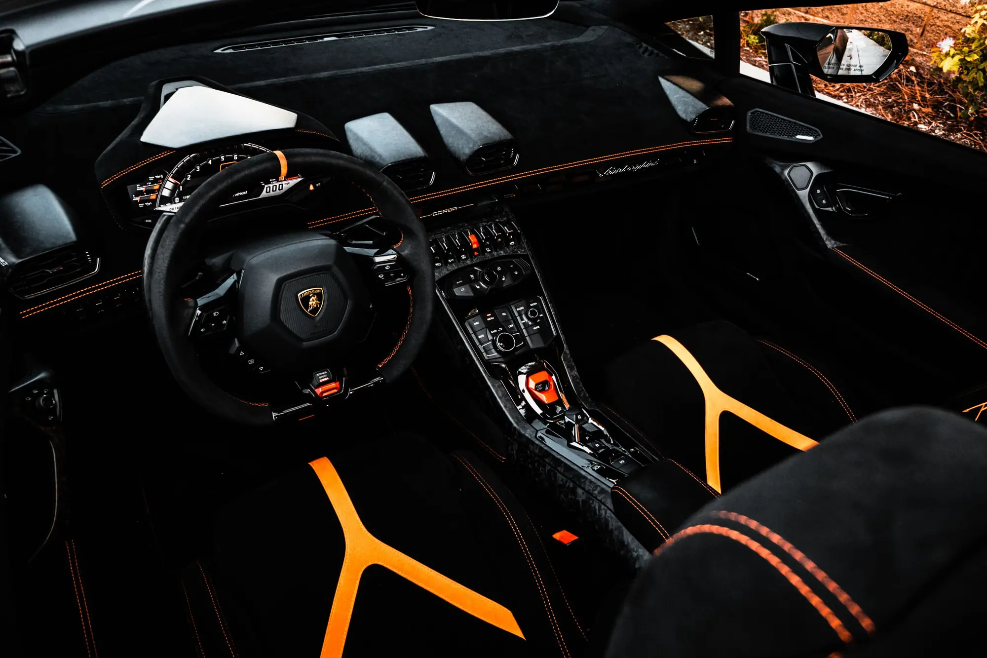 Cockpit de superdeportivo con volante de alcántara y marcador a las 12