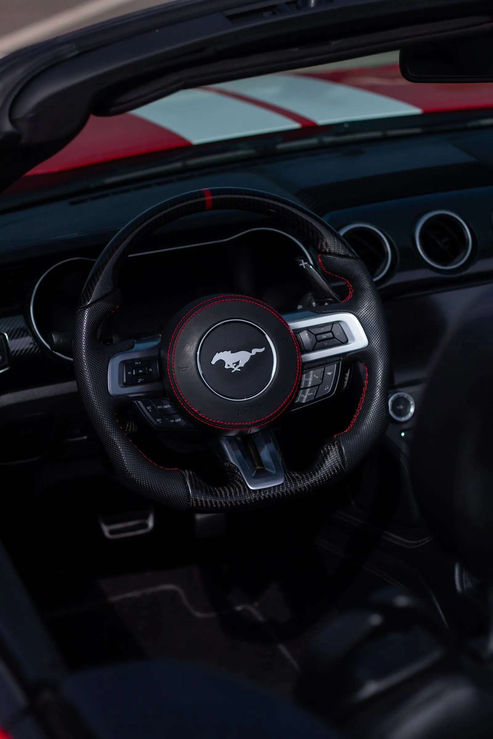 Volante de fibra de carbono en un Mustang S550