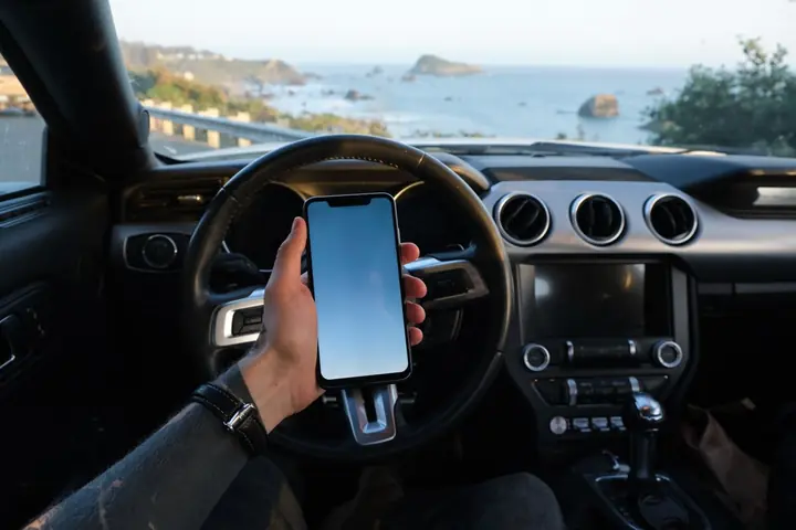 Cliente cotizando desde su celular dentro del auto