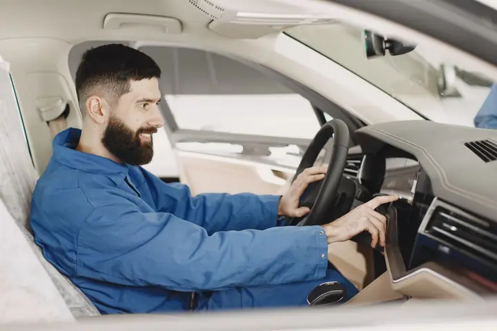 Técnico trabajando en el tablero de un auto